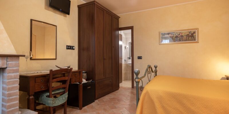 Camera matrimoniale Rogo con camino | Villa Barbarossa | Bed and Breakfast con piscina e parcheggio nella campagna di Assisi