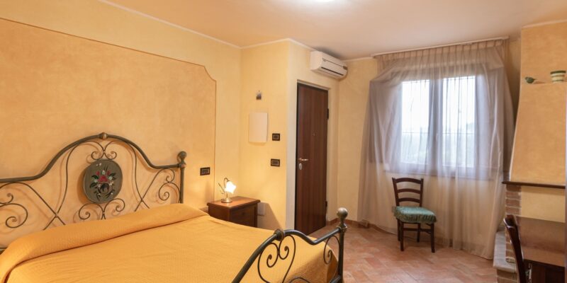 Camera matrimoniale Rogo con camino | Villa Barbarossa | Bed and Breakfast con piscina e parcheggio nella campagna di Assisi
