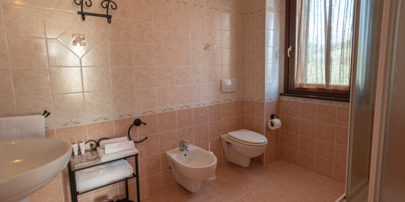 Bagno camera matrimoniale Rozanne | Villa Barbarossa | Bed and Breakfast con piscina e parcheggio nella campagna di Assisi