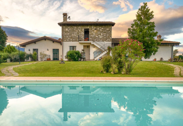 Piscina Villa Barbarossa | Bed and Breakfast con piscina e parcheggio nella campagna di Assisi