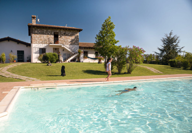 Piscina Villa Barbarossa | Bed and Breakfast con piscina e parcheggio nella campagna di Assisi